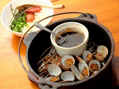 〆の卵かけご飯も絶品の『ダッチオーブンで瞬間燻製のあさりバター醤油』
