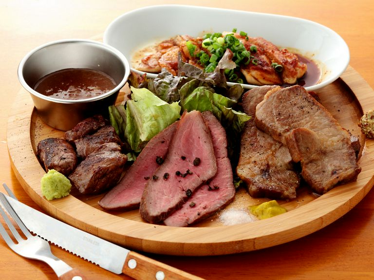 こだわり抜かれた4種を堪能できる『肉盛りプレート』