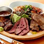 「自慢のローストビーフ」は、宮城県産黒毛和牛を独自製法によって肉汁が閉じ込められ肉本来の味わいが楽しめます。他にも「豚肩ロースの低温やわらか焼き」をはじめ、こだわり抜かれた4種の肉料理を堪能できます。