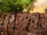 THE 肉！上質な赤身のステーキ。柔らかさとコクと旨味があるのが特徴。