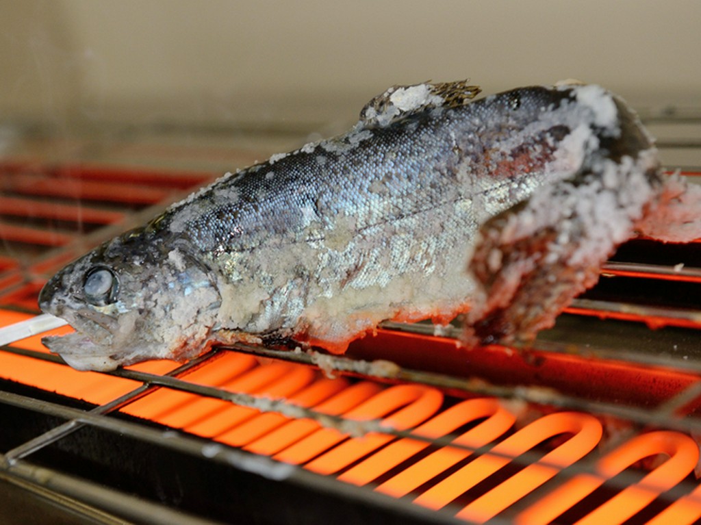 塩焼きにして頭からガブリといける『にじます塩焼き』