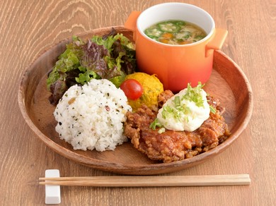 ヘルシー＆ボリューム満点なメニューが揃うカフェダイニング