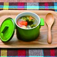 ランチ・キッズプレートについてくる『日替わりスープ』は、お母さんがつくってくれたような家庭の味です。添加物は一切使用せず、具もたっぷり。栄養バランスに優れ、野菜嫌いのお子様も喜んで食べてくれそう。