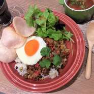 本場タイの味を再現した、辛さが際立つガパオライス。ガパオは古来よりハーブの女王として、英語でホーリー(聖なる)バジルといい、”美容・健康・ダイエット”に効果的な女性に嬉しい万能ハーブです。