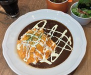 とろとろのオムライスは五穀豆と五穀のご飯で栄養のプラス。ピリ辛のカレーにフォンデュチーズが加わって、コクとうまみがぐ～んとUP！