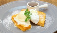 まかないで人気だったふわふわトロトロのフレンチトーストが新登場☆濃厚な卵とバターの味わいはメープルシロップと相性抜群！

※平日15～18時のみ【数量限定】でのご提供となります