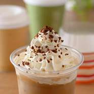 カフェラテ、クリーム、チョコクランチ