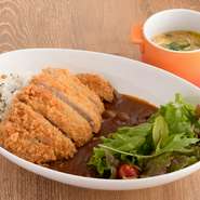 柔らかく大きなロースカツを乗せた一品は、お腹いっぱい食べたい方におススメです。