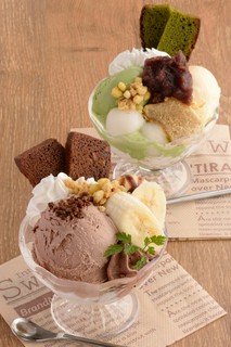 チョコや抹茶のパフェ、ケーキも種類豊富にご用意しております！
