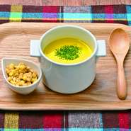 添加物は一切使用せず、安心安全な食材を使用。栄養バランスに優れた、野菜たっぷりでヘルシーなレシピを考案しています。とくに『日替わりスープ』は、野菜嫌いのお子様も喜んで食べてくれる逸品です。
