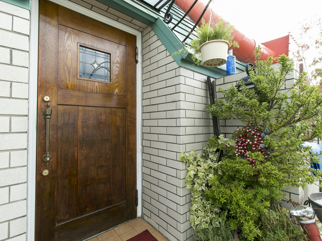 ステンドグラスを嵌め込んだ趣のあるドアを開けた、その先には