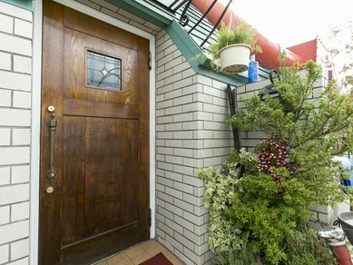 ステンドグラスを嵌め込んだ趣のあるドアを開けた、その先には