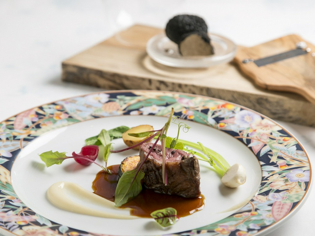 ジェラールビュルゴー　仔鴨のロースト　サマートリュフを振りかけて