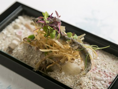 鮎の肝の苦みと身のさわやかな風味を楽しむ『琵琶湖産稚鮎のフリット』