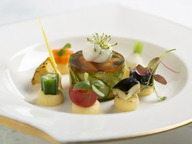 エビとカニの旨み、旬の野菜の味わいを楽しめる『天使の海老とズワイガニのジュレ　糸島産野菜とともに』