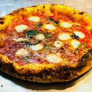 薪の香りの本格ピッツアマルゲリータ２６ｃｍ￥1,300のご予約は2枚より、お電話にて承ります。