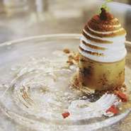 香ばしくキャラメリゼした洋ナシとホロ苦いムースショコラ、グラスキャラメルとご一緒に。
