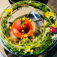 フルーティーなアメーラにズワイガニとガスパチョを合わせた人気の前菜。