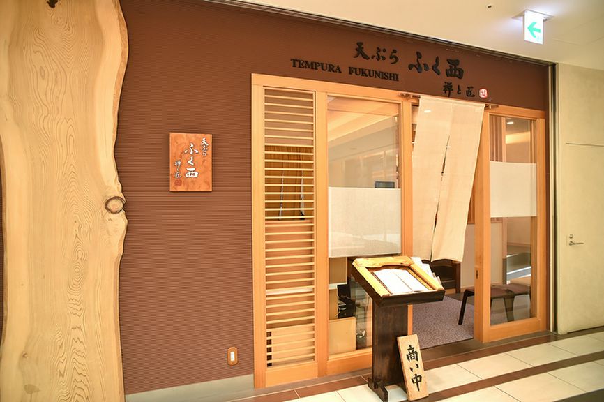 店頭には秋田杉。メインカウンターには屋久杉の天然杢