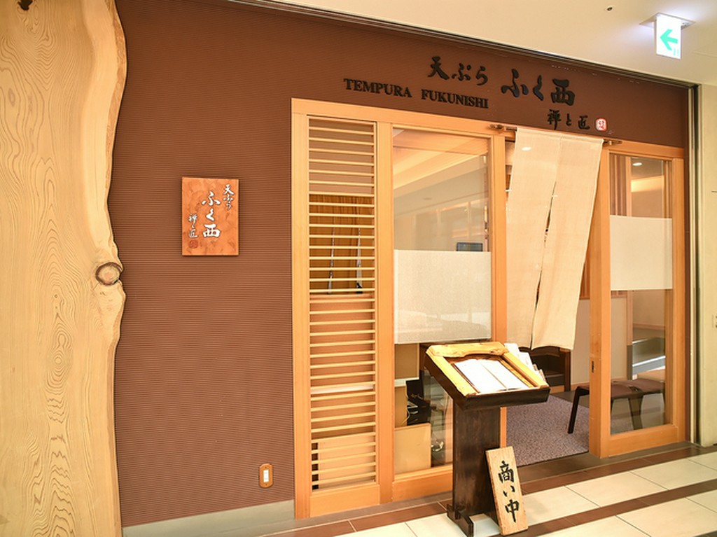 店頭には秋田杉。メインカウンターには屋久杉の天然杢