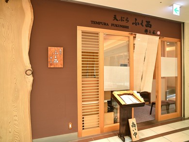 店頭には秋田杉。メインカウンターには屋久杉の天然杢