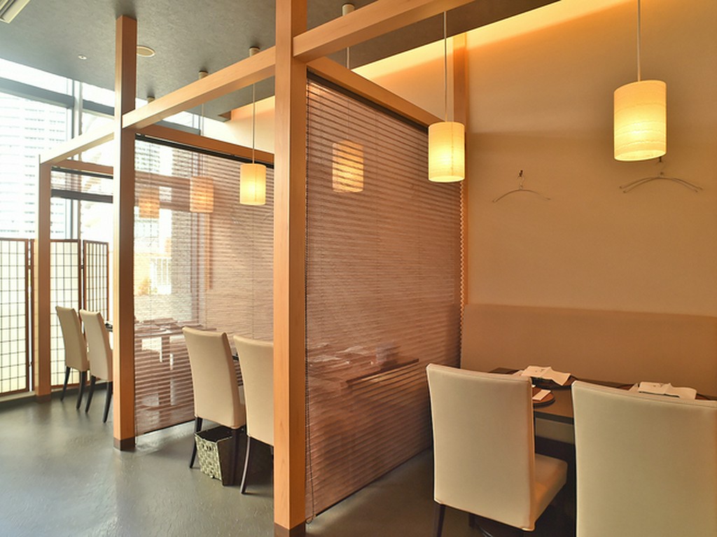 カジュアルに【ふく西】を楽しめるテーブル席“禅の御席”