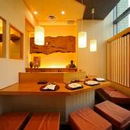接待・会食などで好評のしつらえ「お座敷カウンター」。半個室になっているため、プライベート感がありながら、カウンターで揚げたての天ぷらを楽しめます。4名から7名まで対応します。