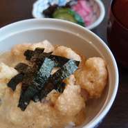 カラッと揚がったかき揚げの上からとろろ汁をかけた小どんぶり、テーブルは櫻・おまかせコースで、カウンターでは欅・志野・伊万里・おまかせコースで選ぶことが出来ます。ランチタイムは天ぷらとセットの天とろ膳も