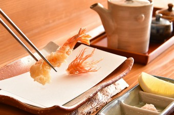 “匠”カウンターコースより『才巻（海老）』。2013年から連続ミシュラン1つ星の実力