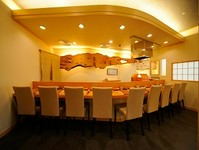 天ぷら10品(海老2匹、他7品、かき揚げ)、小鉢、サラダ、ご飯物、お新香、デザート ※コースの最後にお出しするかき揚げを「天茶」「天丼」「ご飯と別々」からお選び下さい。