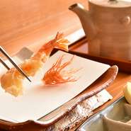 「車海老」の小さいものを『才巻（さいまき）』と呼びます。まさしく天ぷらになるために生まれたような海老で、揚げたて感が命です。カウンターで、よく解っているお客様は“挑むよう”に食べて頂いています。