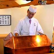 料理人を見ながら食事をしていただきますが、主役はお客様です。感動してもらうために、食材から旨味を引き出すだけで、邪魔をしてはいけません。いろいろなお客様とお話しますが、それだけは忘れません。