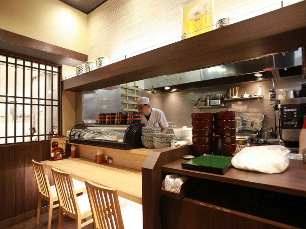 電車の待ち時間や仕事帰りに一人でも利用しやすい！