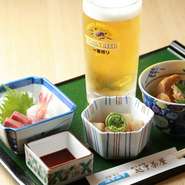 刺身・富山小鉢・煮物・ビール等。季節の旬の食材を使用し、時期により変わる内容も楽しみの一つ。とりあえず頼みたくなるセットです。