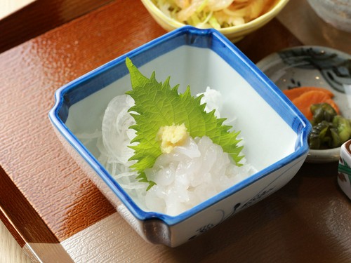 『特選白海老づくし』の中の一品『白エビの造り』