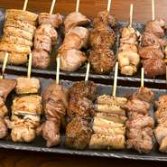 炭火で一気に焼き上げ。香ばしさとお肉本来のみずみずしさがクセになる、本店では長蛇の列ができるほどの人気メニュー。秘伝のタレをつけると、旨味を一層引き立ちます。