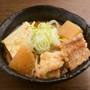 新鮮で臭みのないホルモンの純粋な味わい。ご存じ『力』の一番名物。旨味があり、且つひつこくない煮汁は飲み干したくなるほどの美味しさです。
