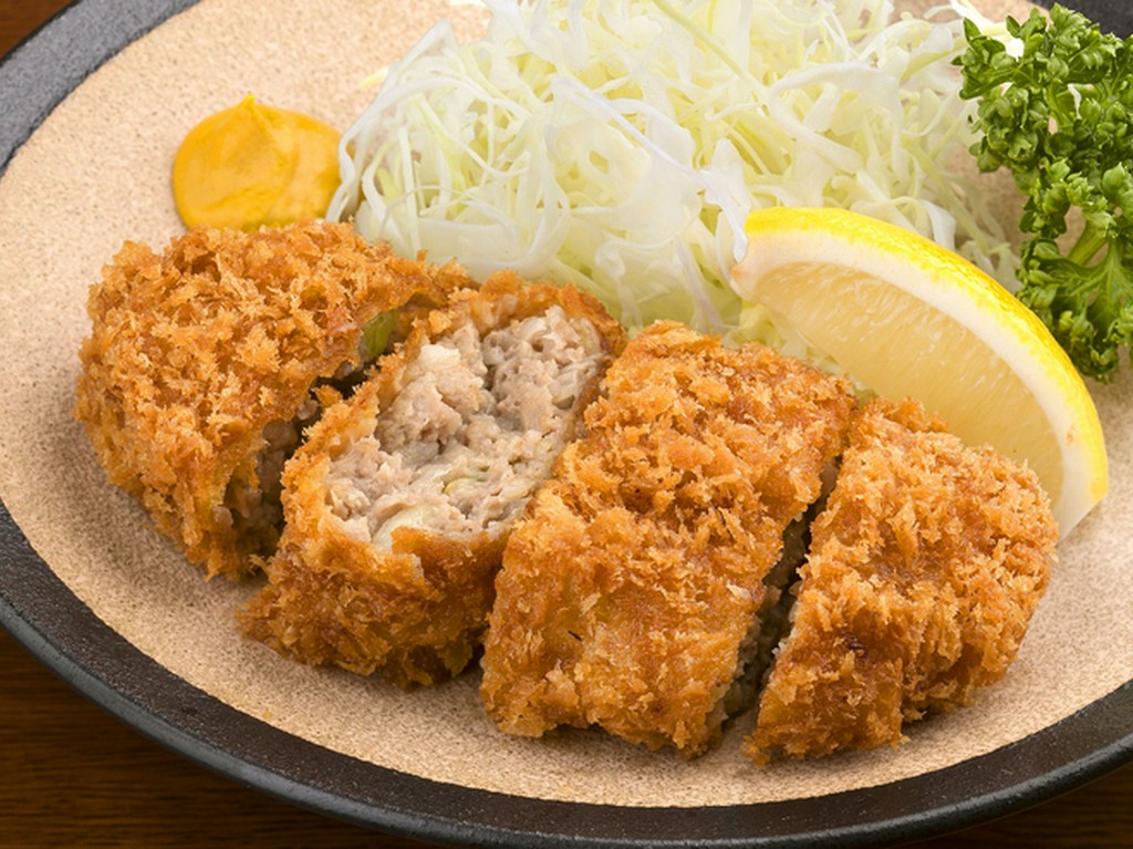 お土産でも大人気。肉厚でボリュームたっぷり『力特製メンチカツ』