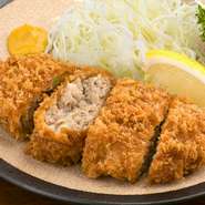 焼肉・串焼き・刺身などのお肉メニュー以外のサイドメニューが充実しているのも『力』の魅力。外はサクッと中はジューシーなメンチカツは、中でも人気の一品です。