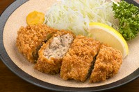 お土産でも大人気。肉厚でボリュームたっぷり『力特製メンチカツ』