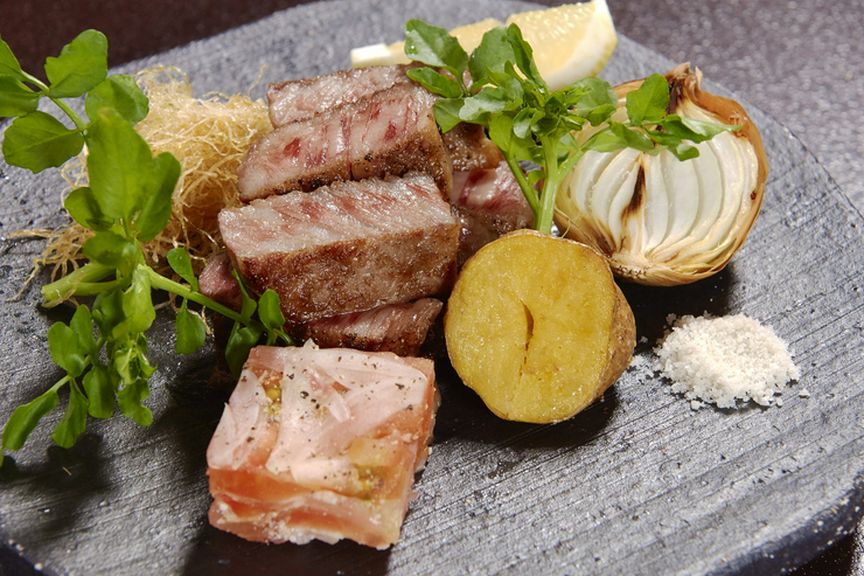 赤身と脂身のバランスが絶妙な看板メニューの『常陸牛ステーキ』