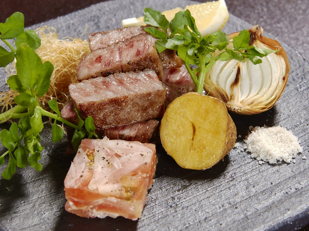 赤身と脂身のバランスが絶妙な看板メニューの『常陸牛ステーキ』