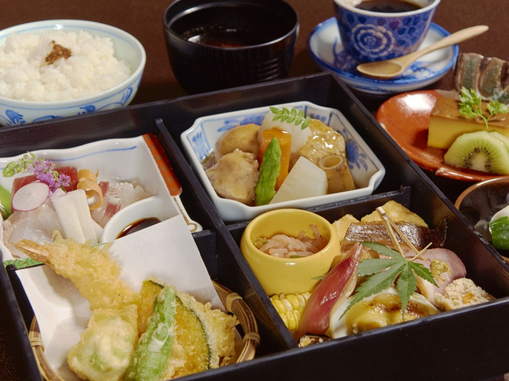 五感に響く磨き抜かれたお料理が並ぶ『蔵弁当』