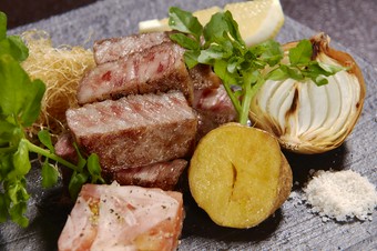 肉の旨味を活かすべく神経を使って慎重に焼き上げた『常陸牛ステーキ』
