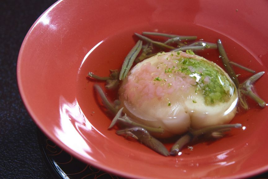 深い味わいで重量感がある『あじさい豆腐』