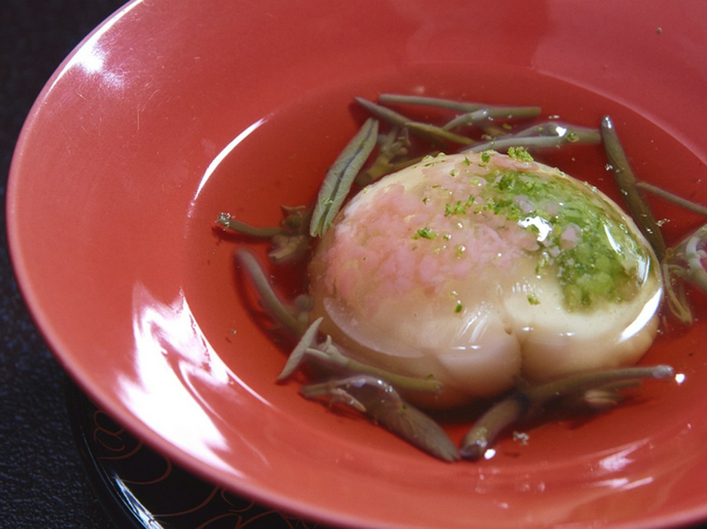 深い味わいで重量感がある『あじさい豆腐』