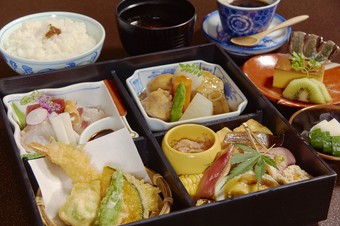綺麗に盛り付けられた品々に上品さを感じられる『蔵弁当』