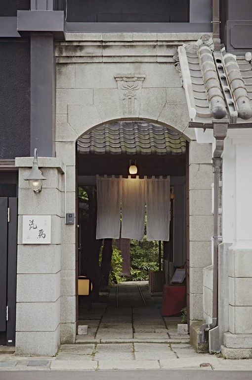 趣きと格式のあるエントランスが歓迎してくれます