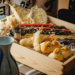 まずはサクッと。気軽に天ぷらを楽しみたいなら『天ぷら盛り合わせ8種』