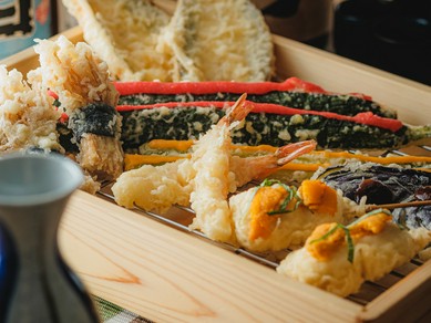 まずはサクッと。気軽に天ぷらを楽しみたいなら『天ぷら盛り合わせ8種』